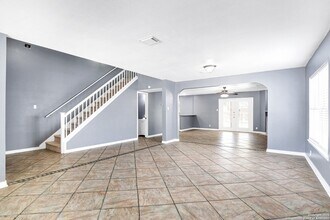 13211 Lost Lake Dr in San Antonio, TX - Foto de edificio - Building Photo