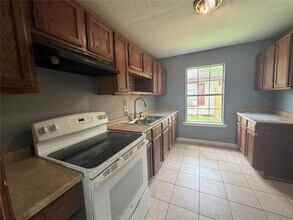 1319 Bernard St in Pasadena, TX - Building Photo - Building Photo