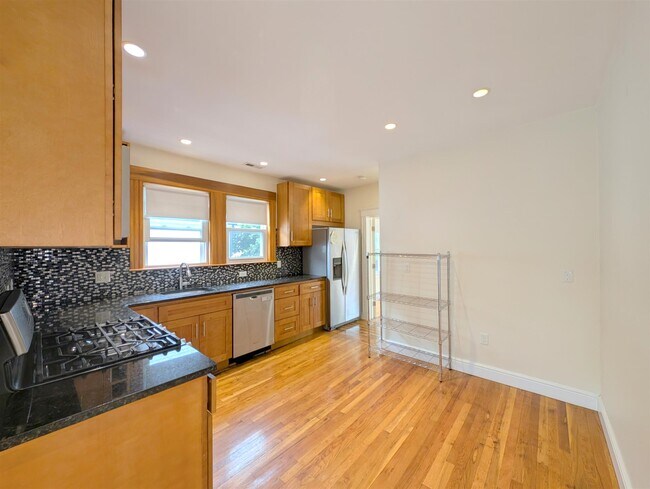 7 Bonner Ave, Unit 2 in Medford, MA - Foto de edificio - Building Photo