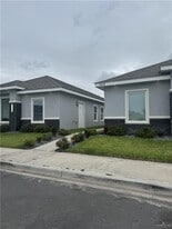 8 N Blair Ave in Edinburg, TX - Building Photo