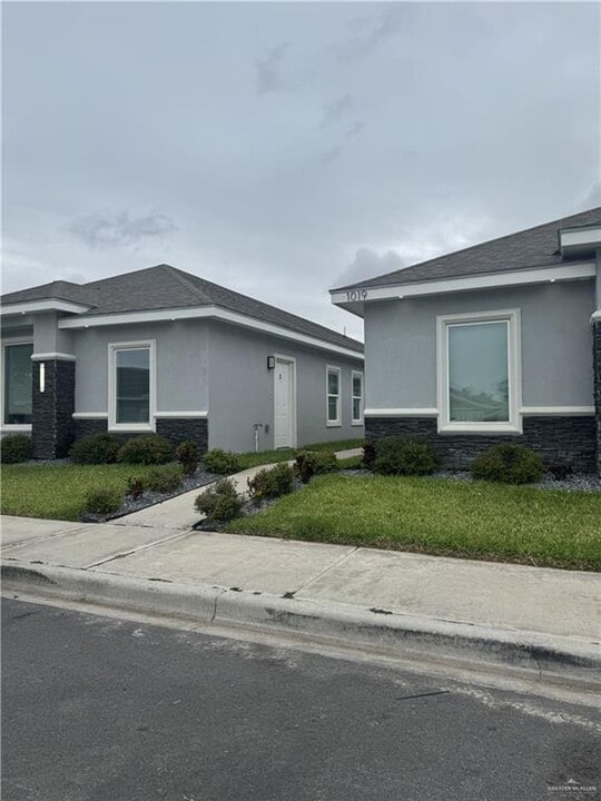 8 N Blair Ave in Edinburg, TX - Building Photo