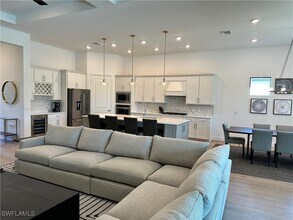 9260 Cormorant Dr in Naples, FL - Foto de edificio - Building Photo