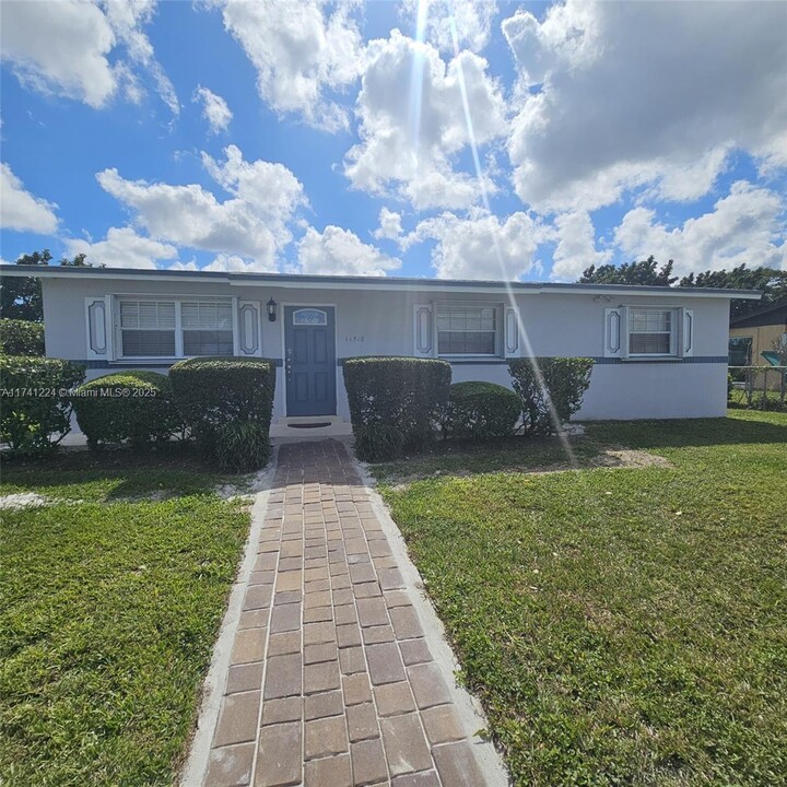 11510 SW 181st Terrace in Miami, FL - Building Photo