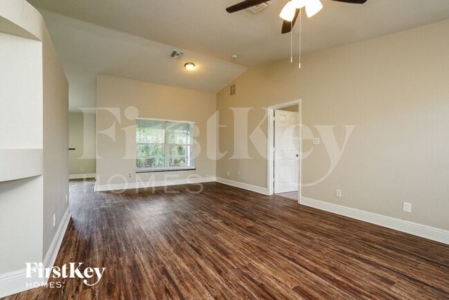 555 Kingsbury Ln in Lehigh Acres, FL - Foto de edificio - Building Photo