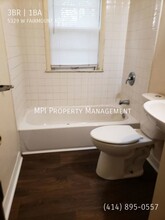 5329 W Fairmount Ave in Milwaukee, WI - Building Photo - Building Photo