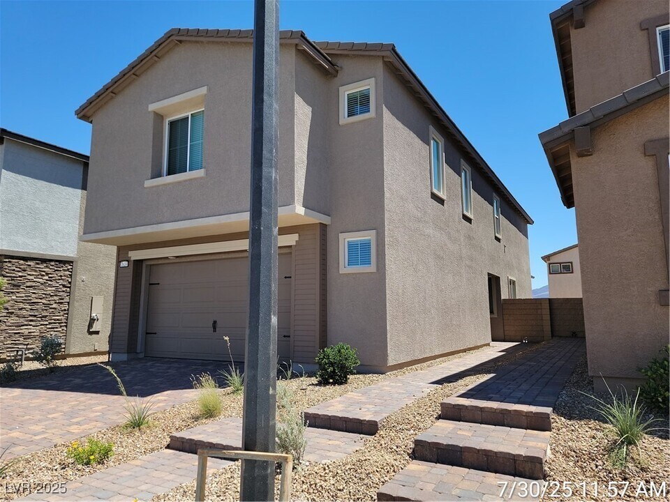 2624 Tranquil Dawn St in Henderson, NV - Building Photo