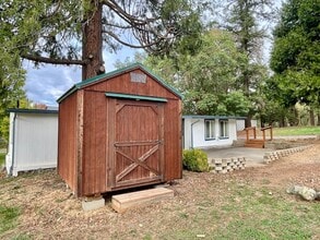 195 Hidden Valley Rd in Grants Pass, OR - Foto de edificio - Building Photo