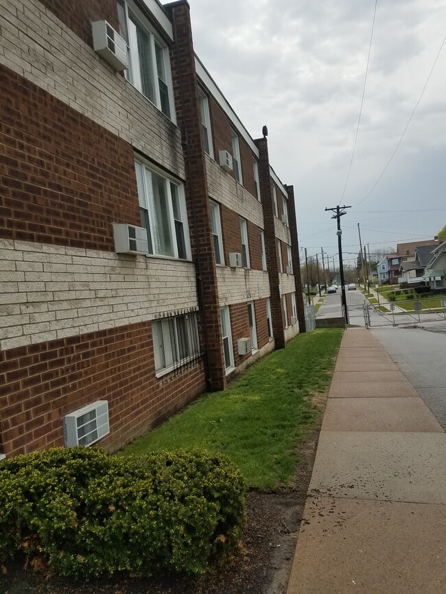 Pentecostal Apartments in Cleveland, OH - Building Photo - Building Photo