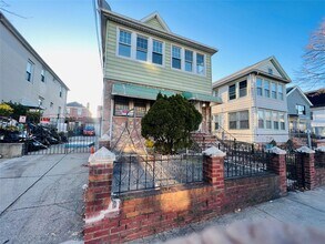 2724 Gillmore St in Queens, NY - Building Photo - Building Photo