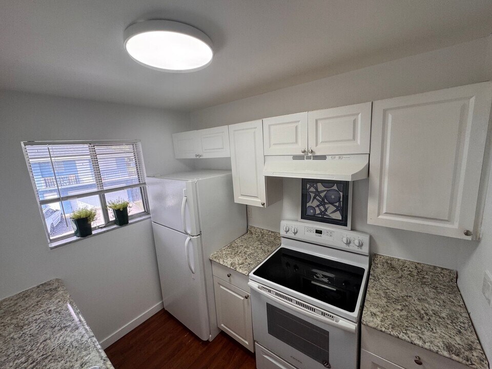 107 E Tiffany Dr in West Palm Beach, FL - Building Photo