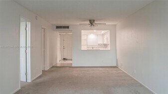 9421 Evergreen Pl, Unit 103 in Davie, FL - Building Photo