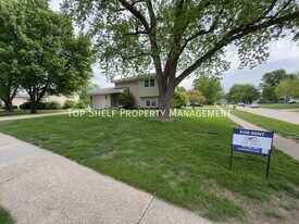 703 11th Ave NW in Altoona, IA - Building Photo