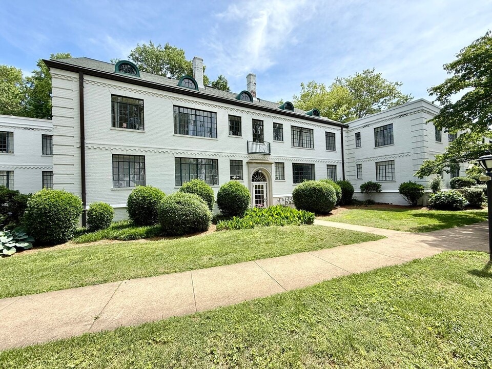1700 N Elm St in Greensboro, NC - Building Photo