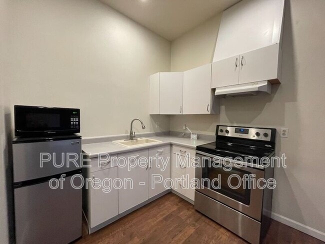 5816 SW Huddleson St in Portland, OR - Building Photo - Building Photo