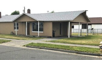 1104-1106 S Grand Dr in Moses Lake, WA - Building Photo