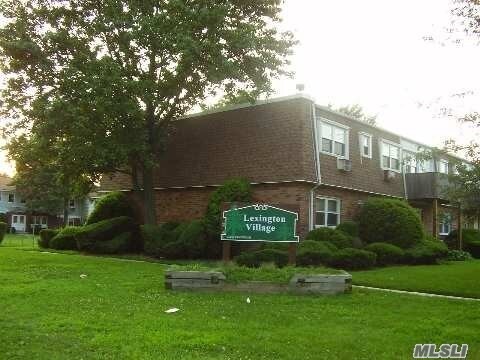 3 Hemlock Dr in Bay Shore, NY - Foto de edificio