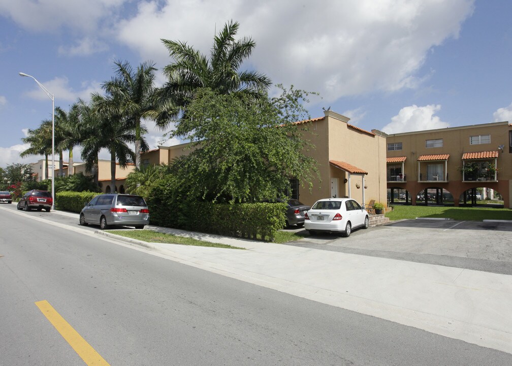 Villa Catalina in Hialeah, FL - Building Photo