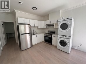 37xx Myrtle St in Burnaby, BC - Building Photo - Building Photo