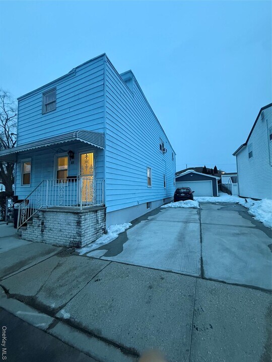 33 Kingston Ave in South Floral Park, NY - Building Photo