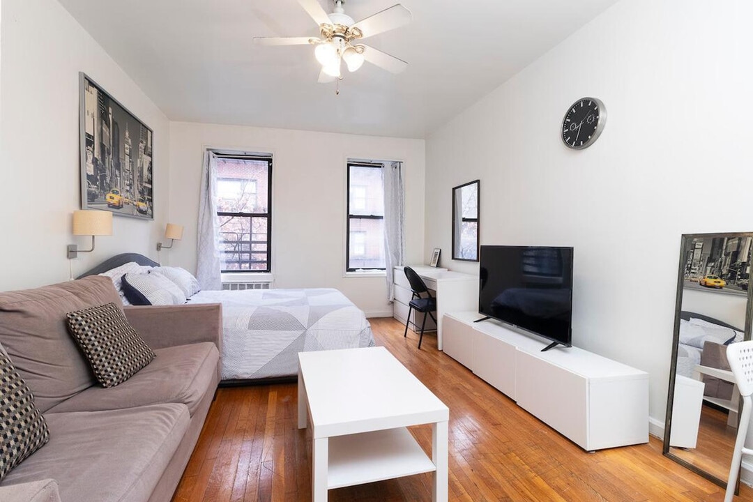 1566 2nd Ave in New York, NY - Building Photo