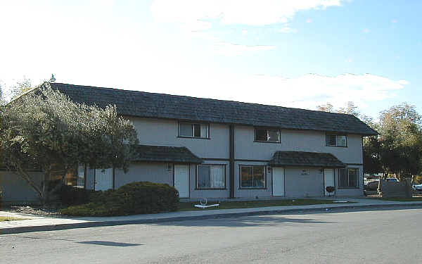 831 Iowa Ave in Los Banos, CA - Foto de edificio