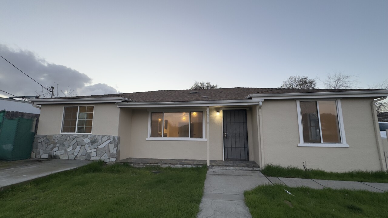 1880 Phillips Ln in Antioch, CA - Building Photo