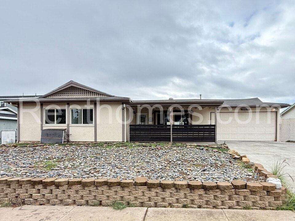 9469 Mast Blvd in Santee, CA - Building Photo