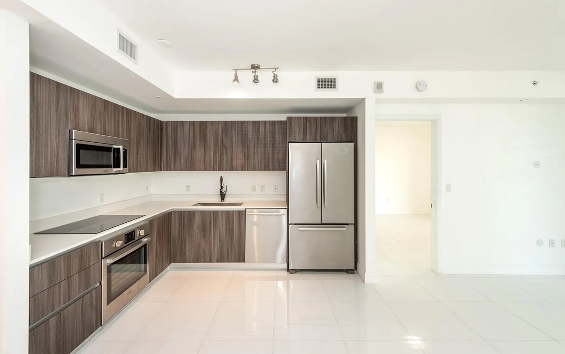 488 NE 18th St, Unit 1502 in Miami, FL - Building Photo