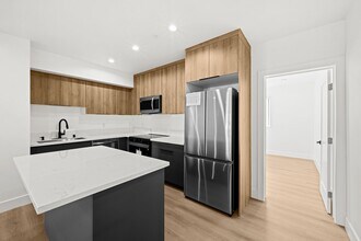 2000 Hillcrest Dr, Unit 2000 in Los Angeles, CA - Building Photo - Building Photo