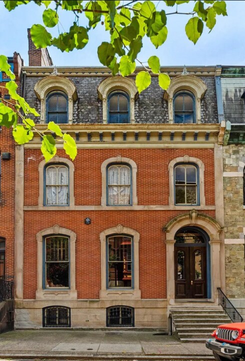 2202 St James Pl in Philadelphia, PA - Building Photo