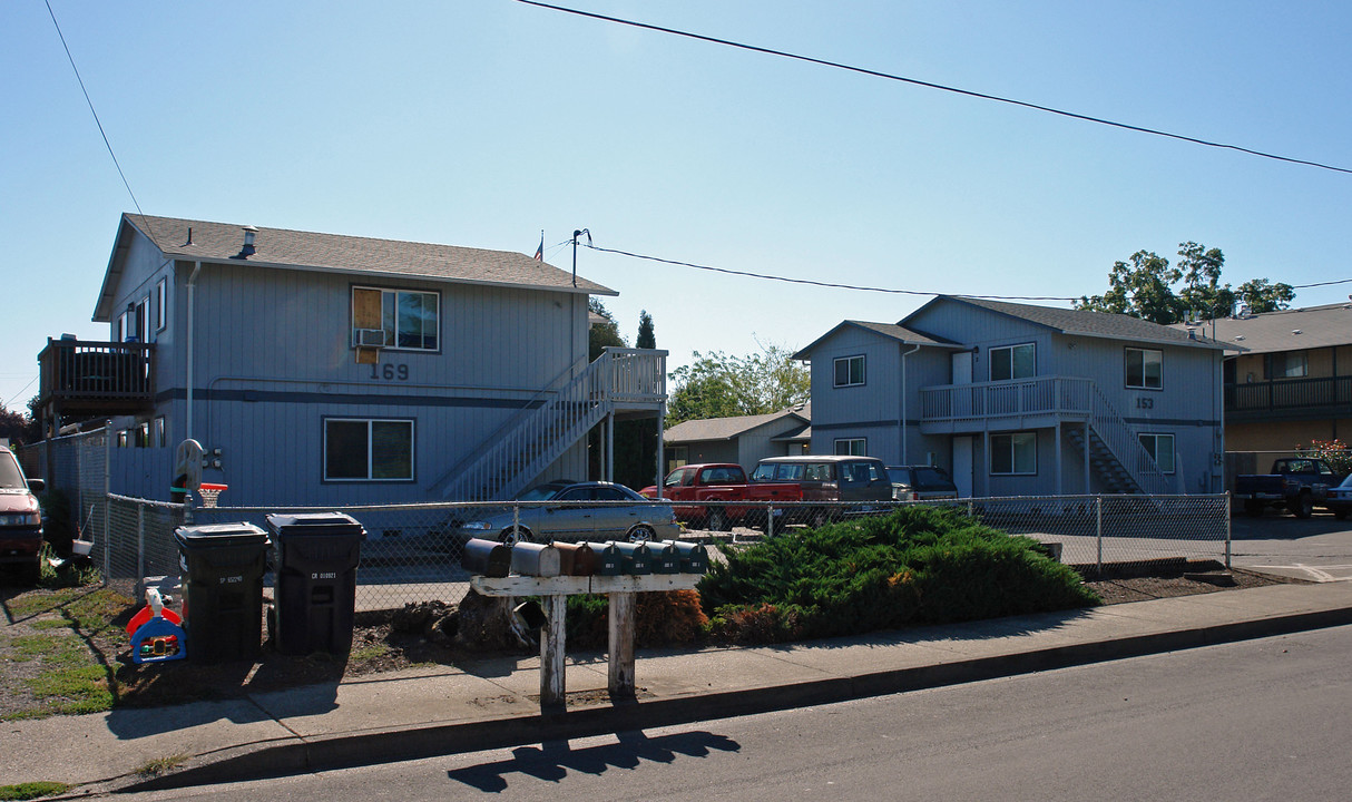 153-169 37th St in Springfield, OR - Building Photo