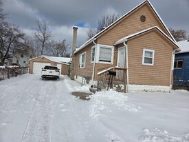 1009 N Webster St in Saginaw, MI - Building Photo