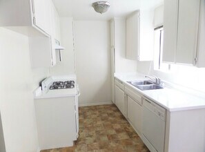14942 Burbank Blvd in Los Angeles, CA - Building Photo - Building Photo