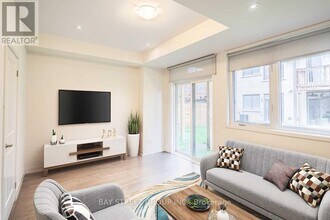 219 Huguenot Rd in Oakville, ON - Building Photo - Building Photo