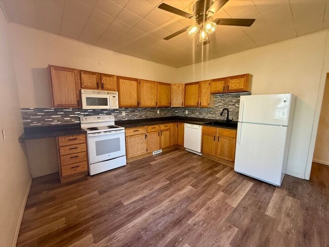 property at 1001 N 6th St