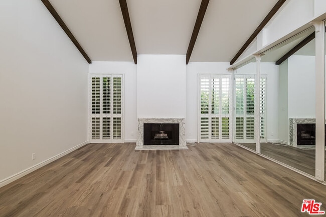 11805 Mayfield Ave in Los Angeles, CA - Building Photo - Building Photo