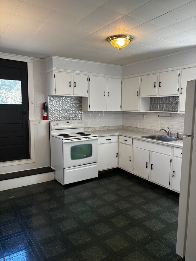 15 Maple St, Unit 2