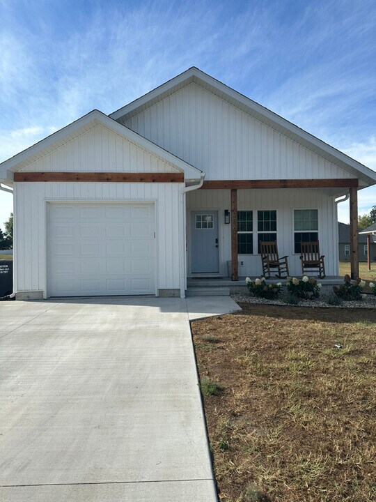 286 Abbi Ln in Bolivar, MO - Building Photo