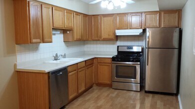 714 Tullamore Ct in Schaumburg, IL - Building Photo - Building Photo