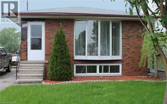 34 Elmwood Ave in Cambridge, ON - Building Photo