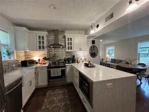 816 NE 9th Ave in Gainesville, FL - Building Photo - Building Photo