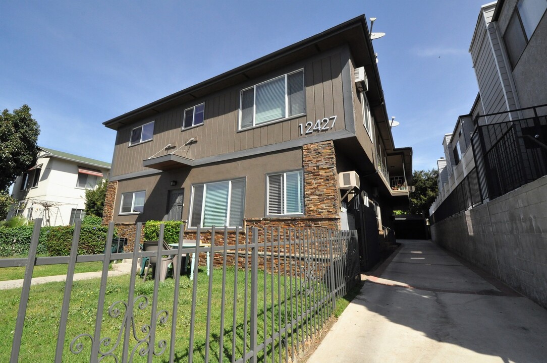 12427 Riverside Dr in North Hollywood, CA - Building Photo