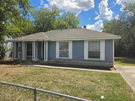 2406 S Laredo St in San Antonio, TX - Building Photo