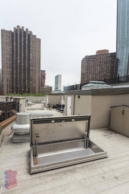 330 E 35th St in New York, NY - Building Photo - Building Photo