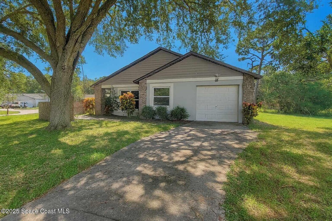 747 Samuel Chase Ln in Melbourne, FL - Building Photo
