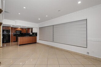 2545 NE 207th St in Miami, FL - Building Photo - Building Photo