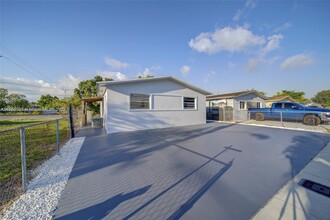 896 E 22nd St in Hialeah, FL - Foto de edificio - Building Photo