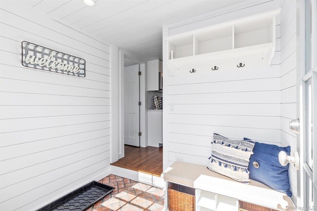 14 Carter Ln in East Quogue, NY - Building Photo - Building Photo