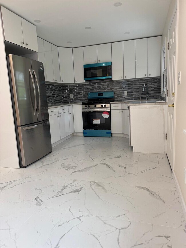 1726 Slocum St in Hewlett, NY - Building Photo - Building Photo