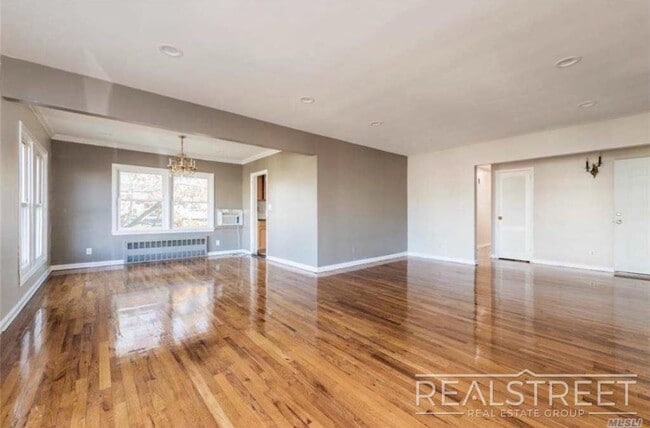 Spruce St in Cedarhurst, NY - Building Photo - Building Photo